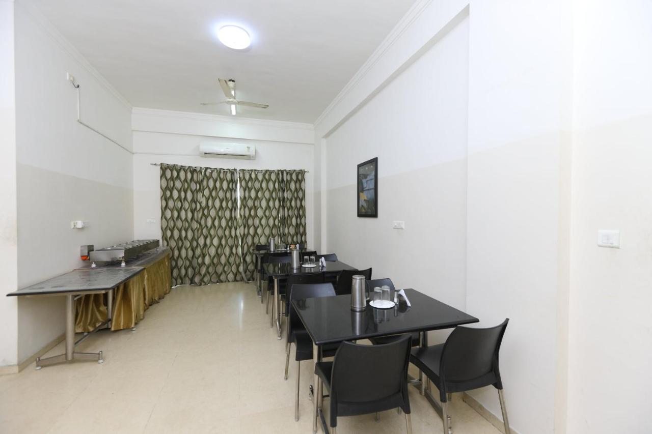 Oyo 6954 The Lawns Oragadam Hotel Exterior photo